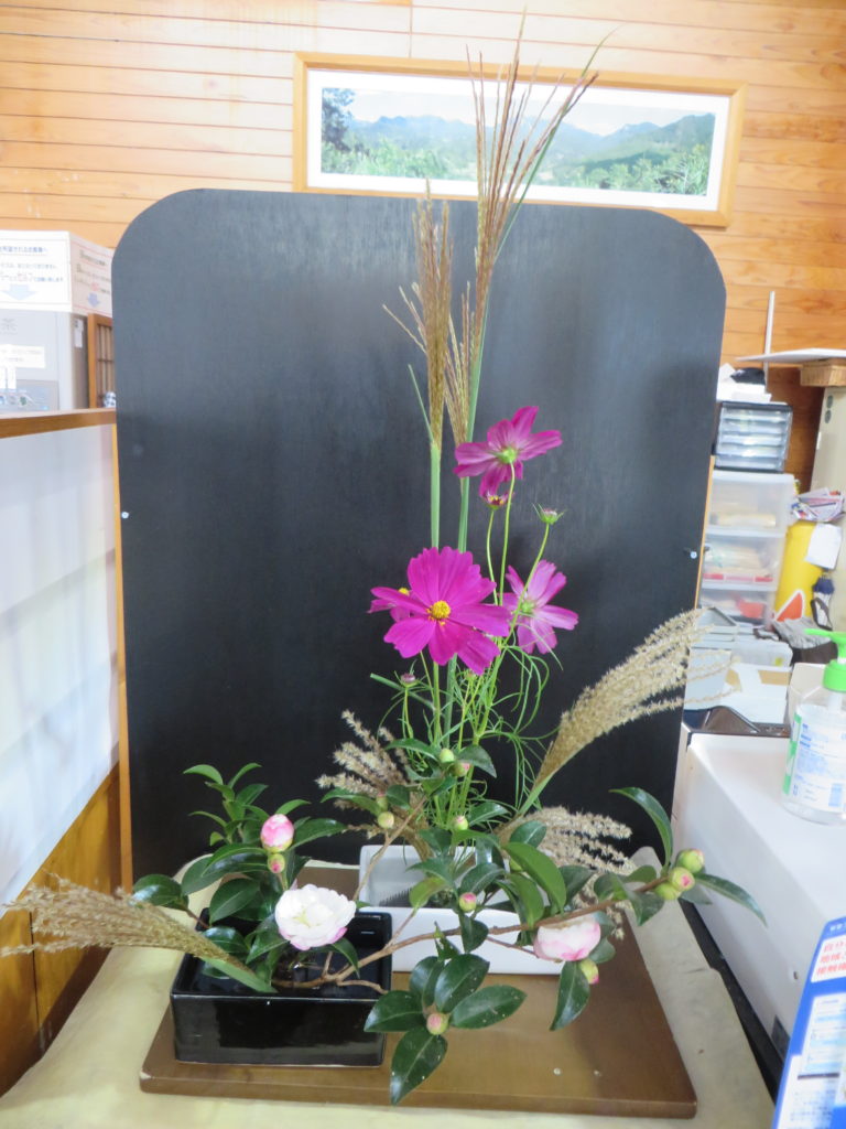 「地元北川町の篤志家様による『道の駅北川はゆま　季節の生け花』更新情報」（令和3年10月11日更新情報）
