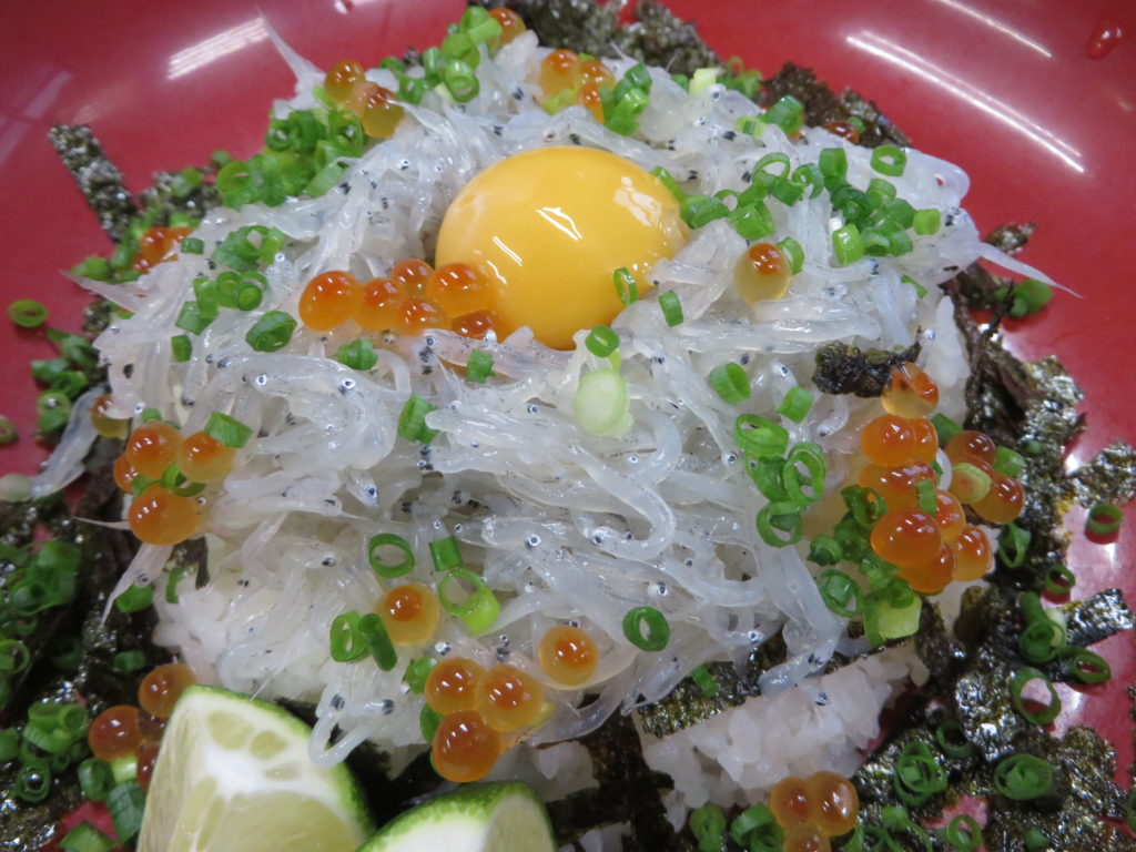 道の駅北川はゆまレストラン人気No.1メニュー「生シラス丼」再開します。