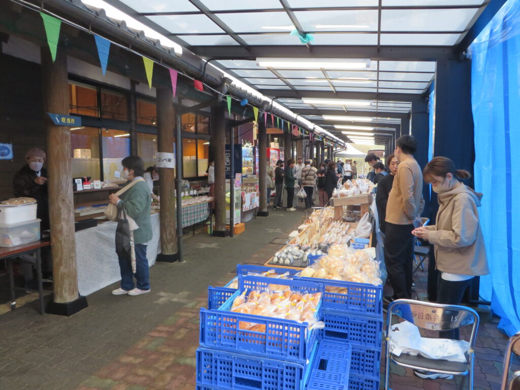 雨に負けない「道の駅北川はゆま」！！本日まで開催（令和６年３月２４日（日））県内外のベーカリーが「道の駅北川はゆま」に大集合！！「道の駅北川はゆま　春のパンフェスティバル2024」