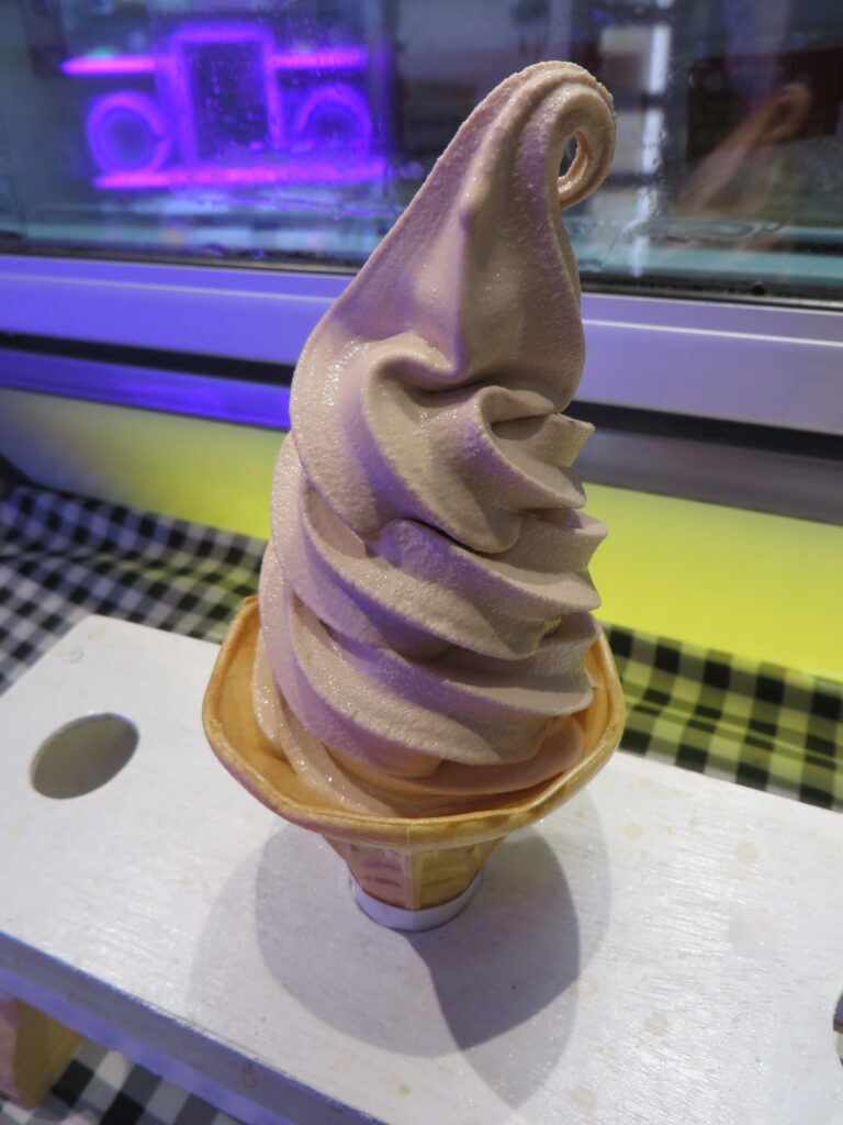 秋の名物「マロンソフトクリーム」販売を開始しました！！