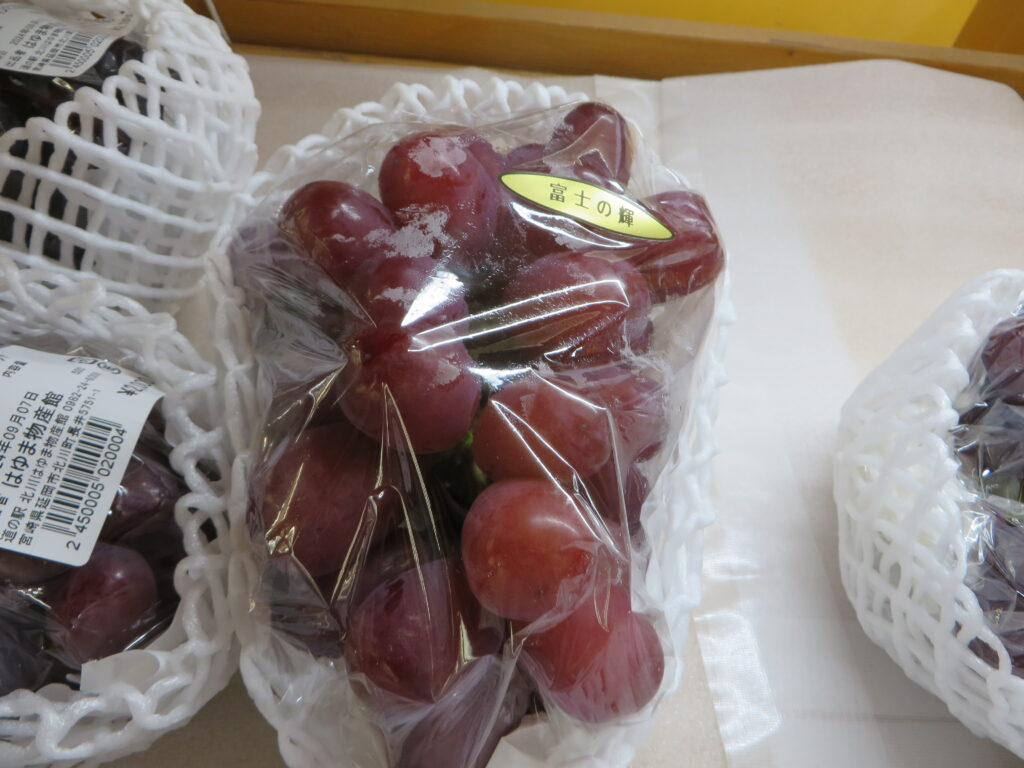 宮崎県産「ブラックシャンマスカット」入荷しました！！