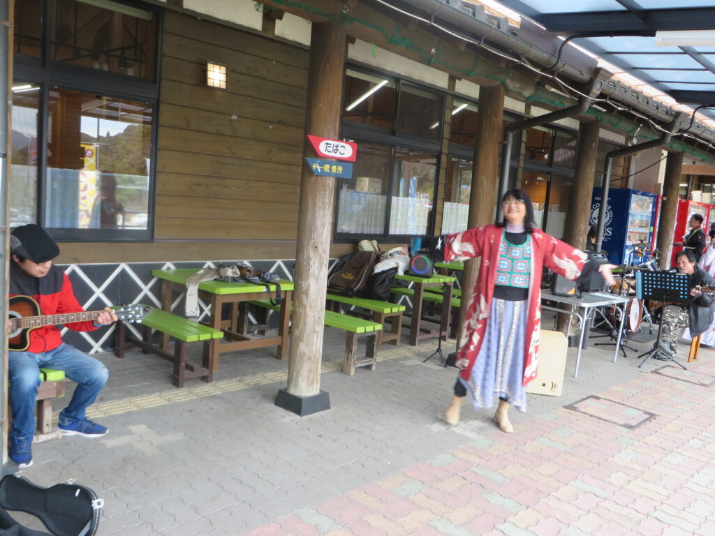 今週も開催します。延岡市内のアーティスト熱唱ライブ⁉ 出演アーティストは「おかべっち」です！！今週も開催します。延岡市内のアーティスト熱唱ライブ⁉