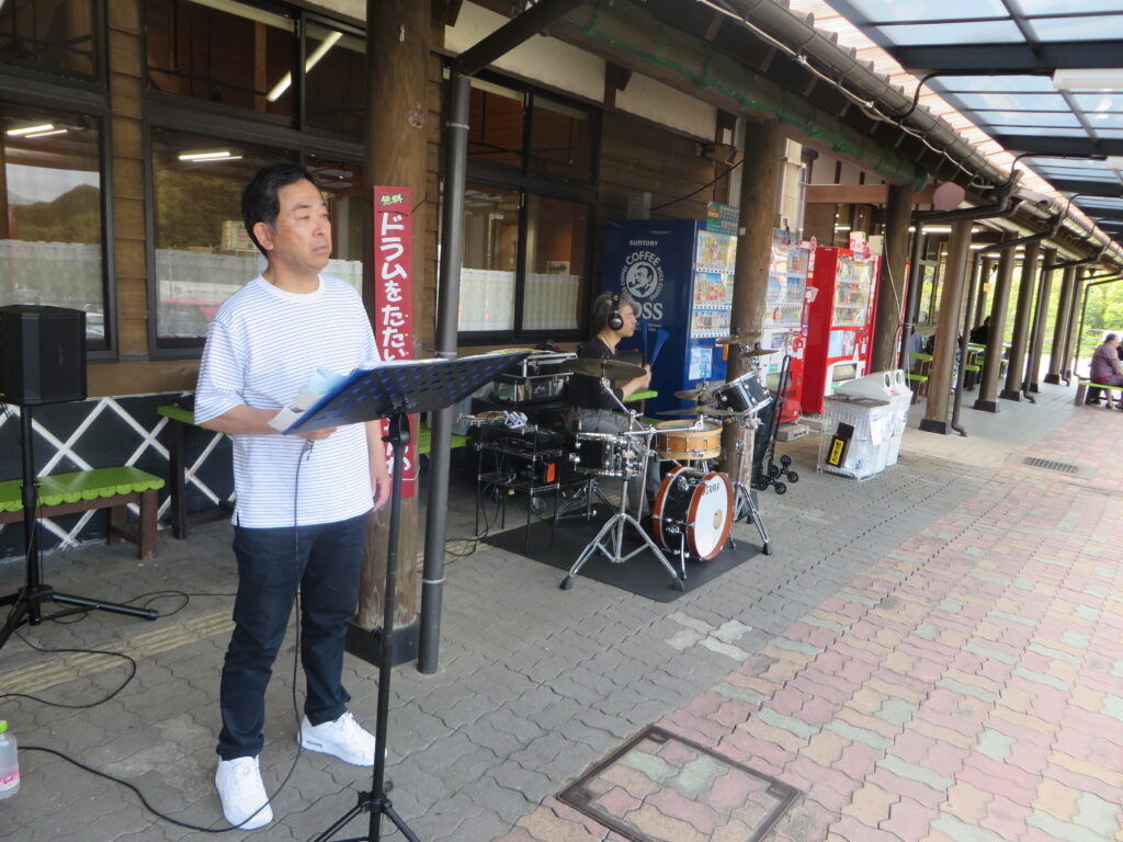 本日（令和７年４月１９日（土））の延岡アーティストミニライブは「佐藤さん」（デコピンさん）です。