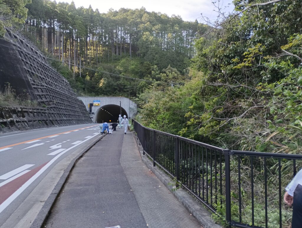 延岡河川国道事務所の皆様、道の駅北川はゆま従業員、総勢約２０名で「道」に感謝の気持ちを込めて「道守活動」を行ないました！！