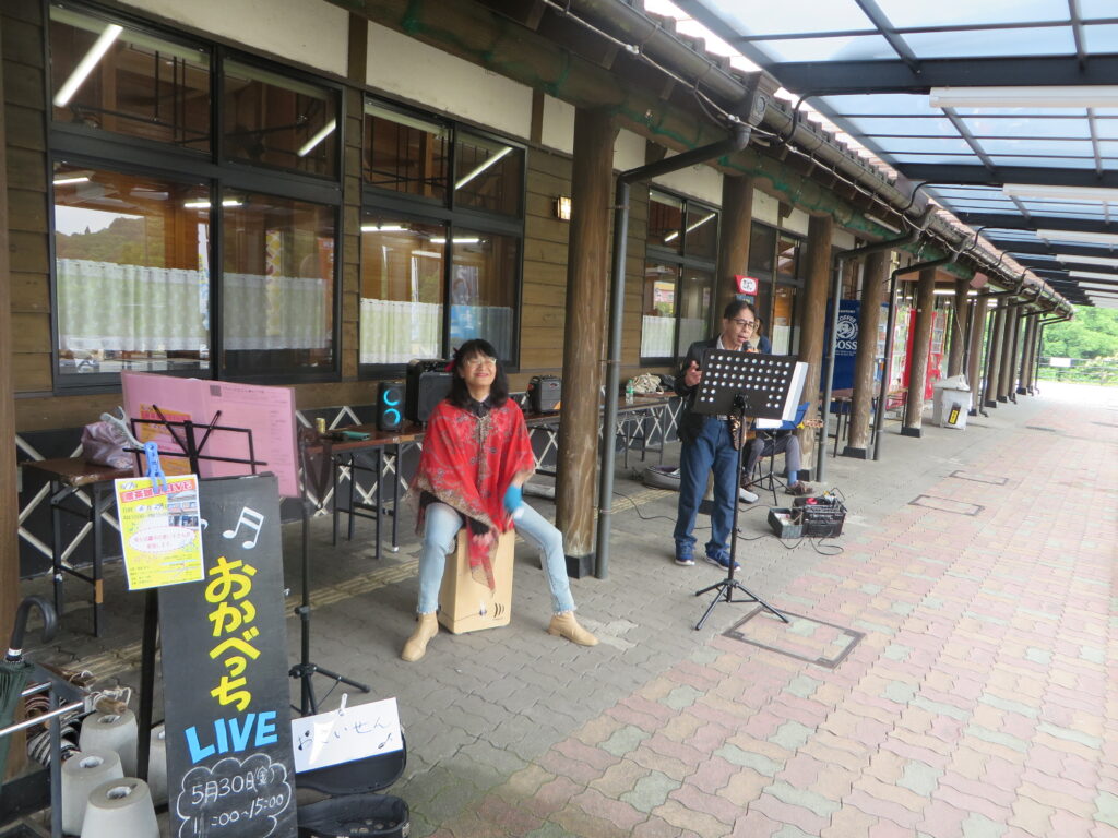 道の駅北川はゆま　地元アーティストによるミニライブ。本日（令和7年５月３０日（金））の出演は岡部さん（おかべっち）です!!