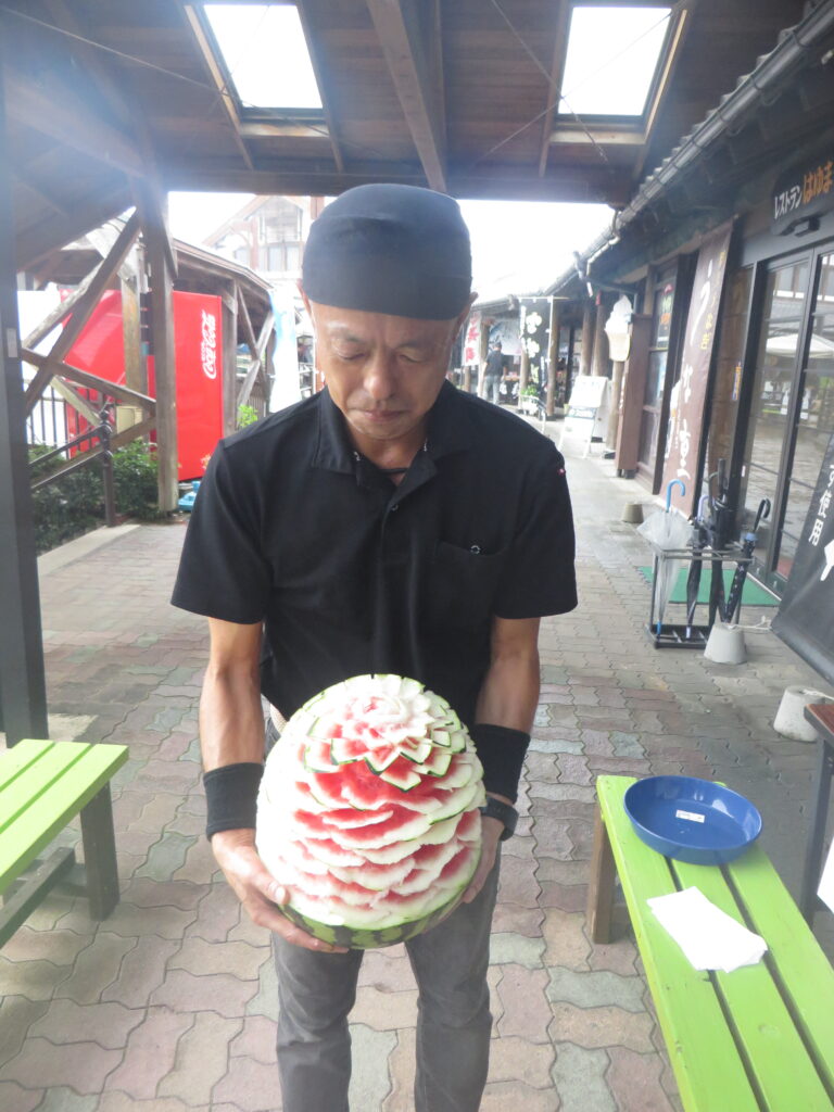 当駅の「北川はゆまレストラン」清水料理長によるスイカ彫刻開始から約３時間で完成いたしました！！スイカが２個あるからということで追加制作に入りました。