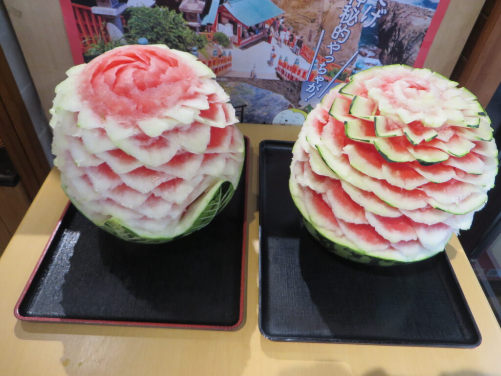 昨日当駅の清水料理長作成の「スイカのカービング」はレストラン入り口に展示しております。